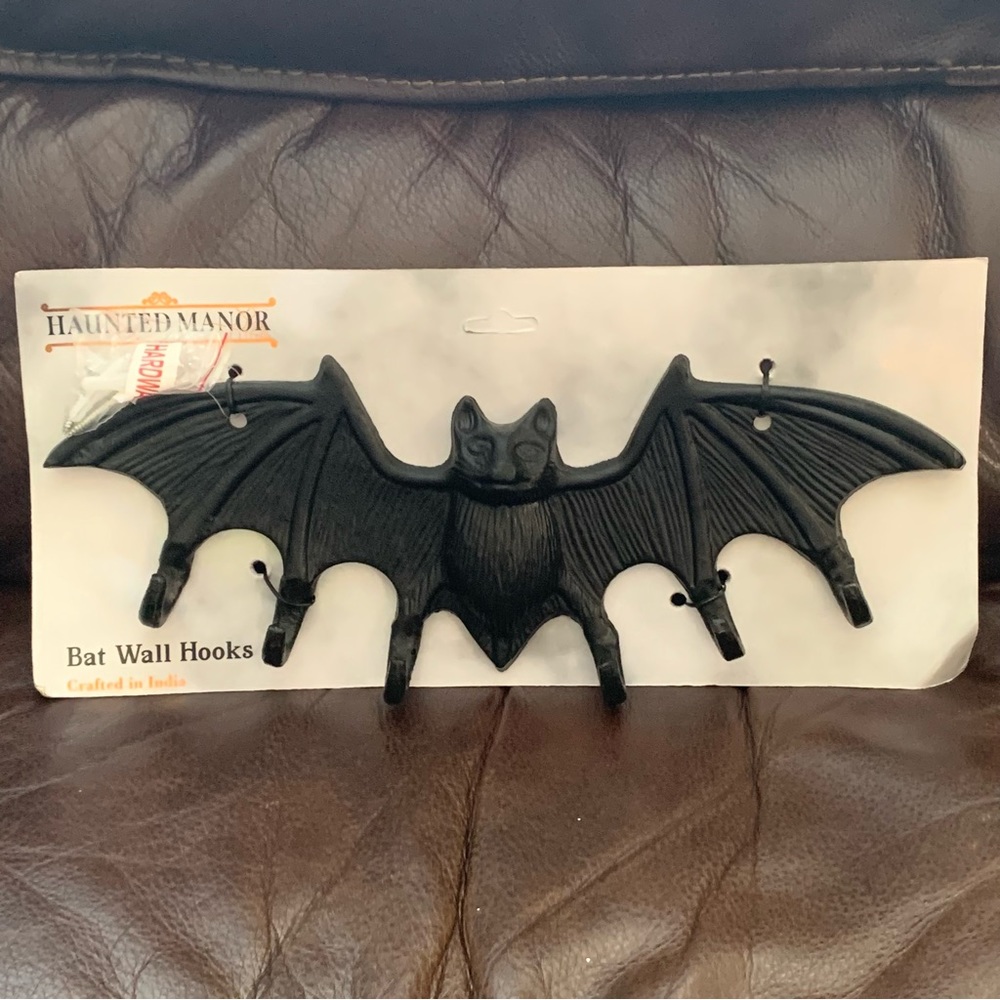 Haunted Manor Metal Bat Wall Hooks Halloween Decor